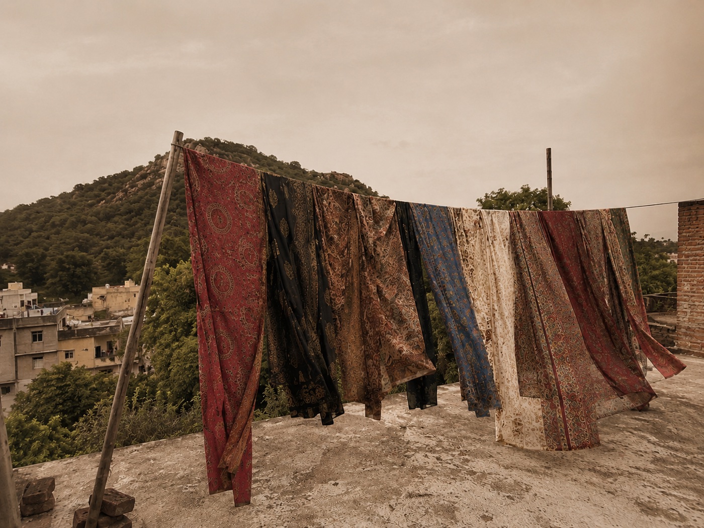 Saris nettoyes et suspendus au soleil