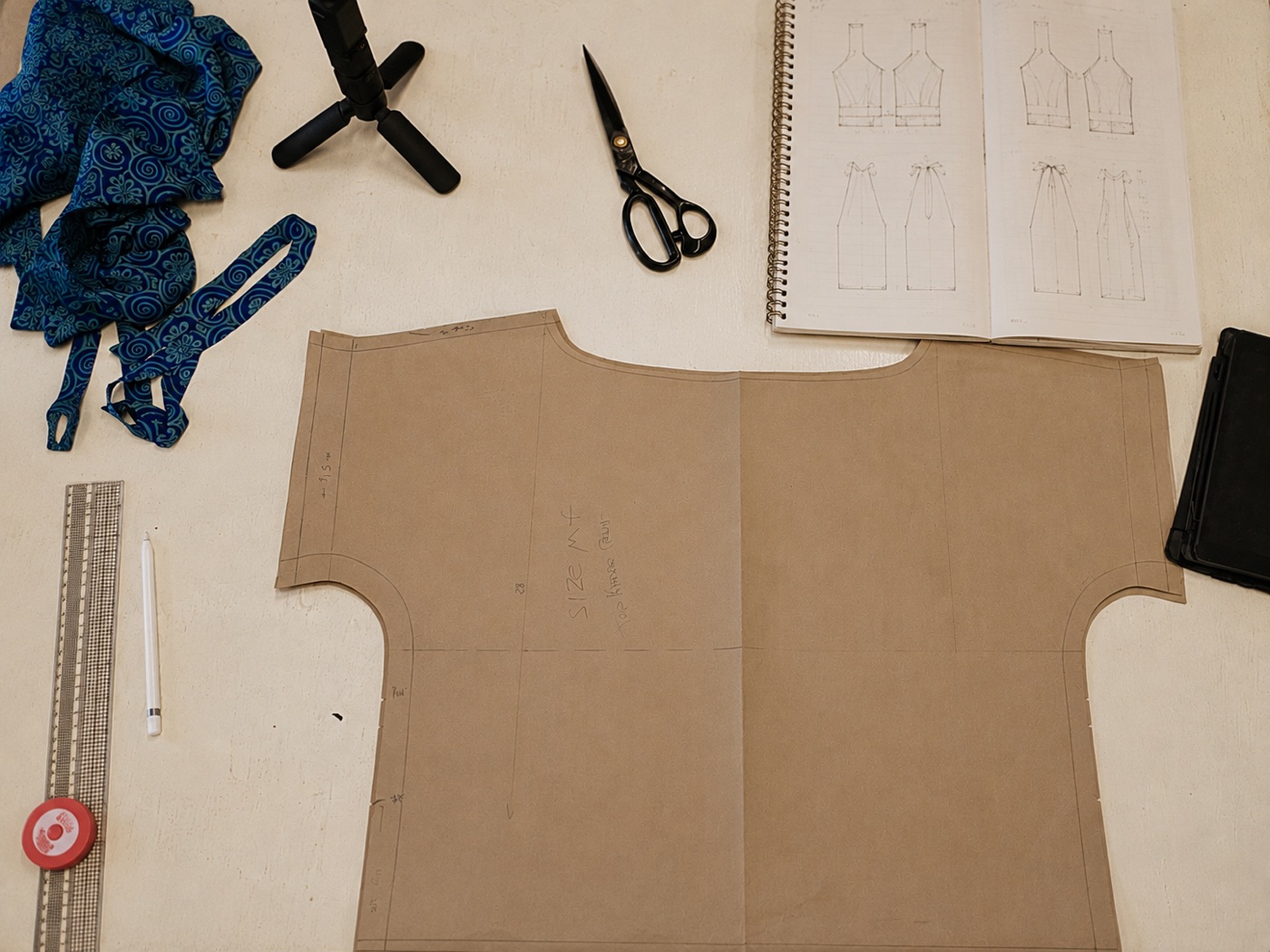 Patron de vetement, croquis et outils de coupe