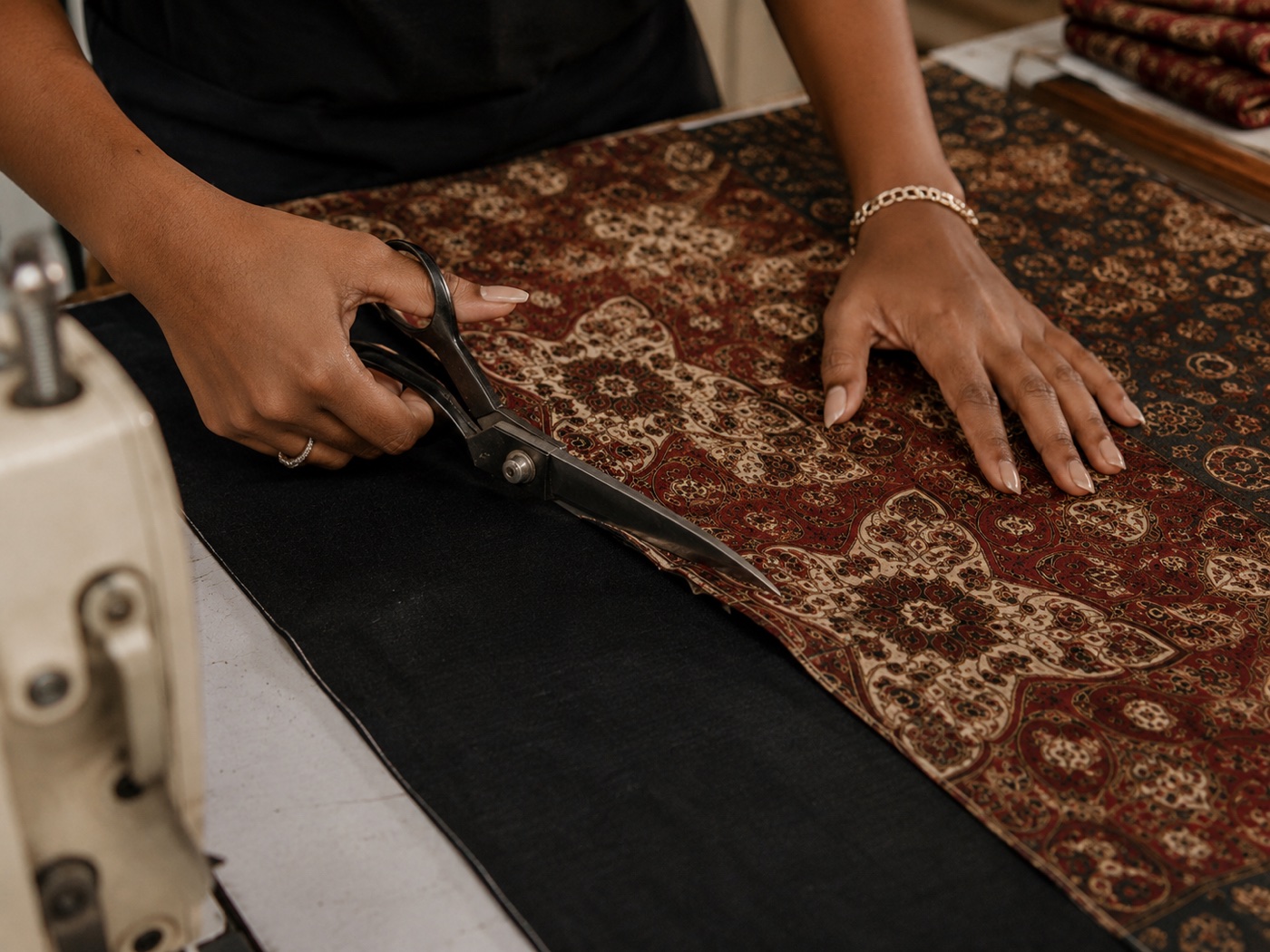 Decoupe artisanale d'un tissu imprime aux ciseaux